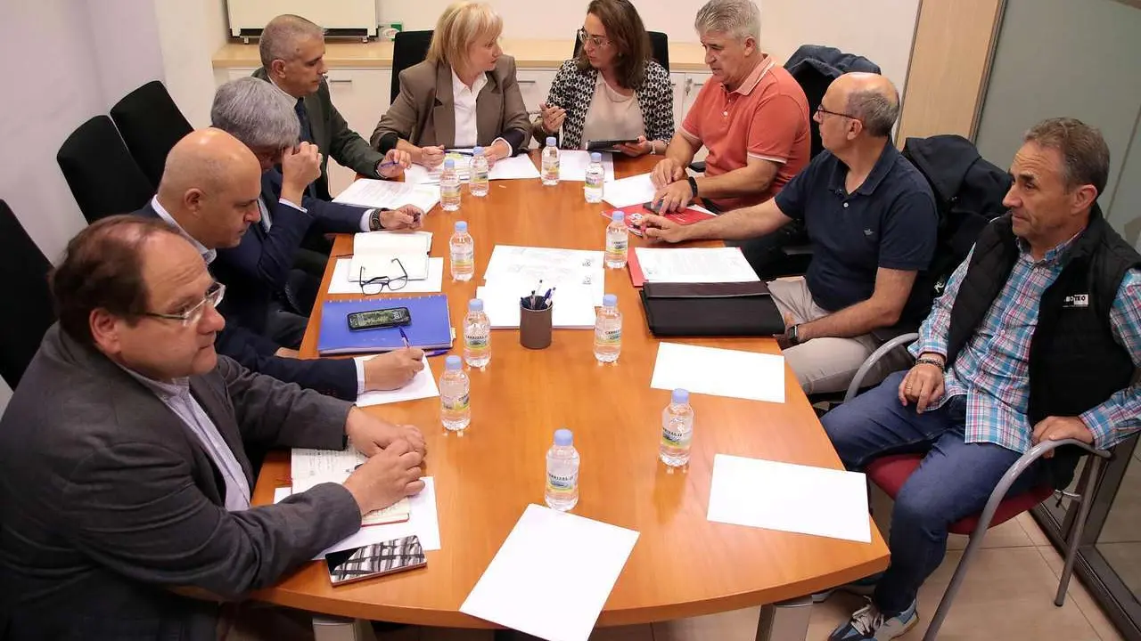 La consejera de Industria, Comercio y Empleo, Leticia Garc&iacute;a, la consejera de Agricultura, Ganader&iacute;a y Desarrollo Rural, Mar&iacute;a Gonz&aacute;lez Corral, el delegado territorial, Eduardo Diego y el alcalde de La Ba&ntilde;eza, Javier Carrera de Blas, se re&uacute;nen con el comit&eacute; de empresa de la planta azucarera de la localidad leonesa
