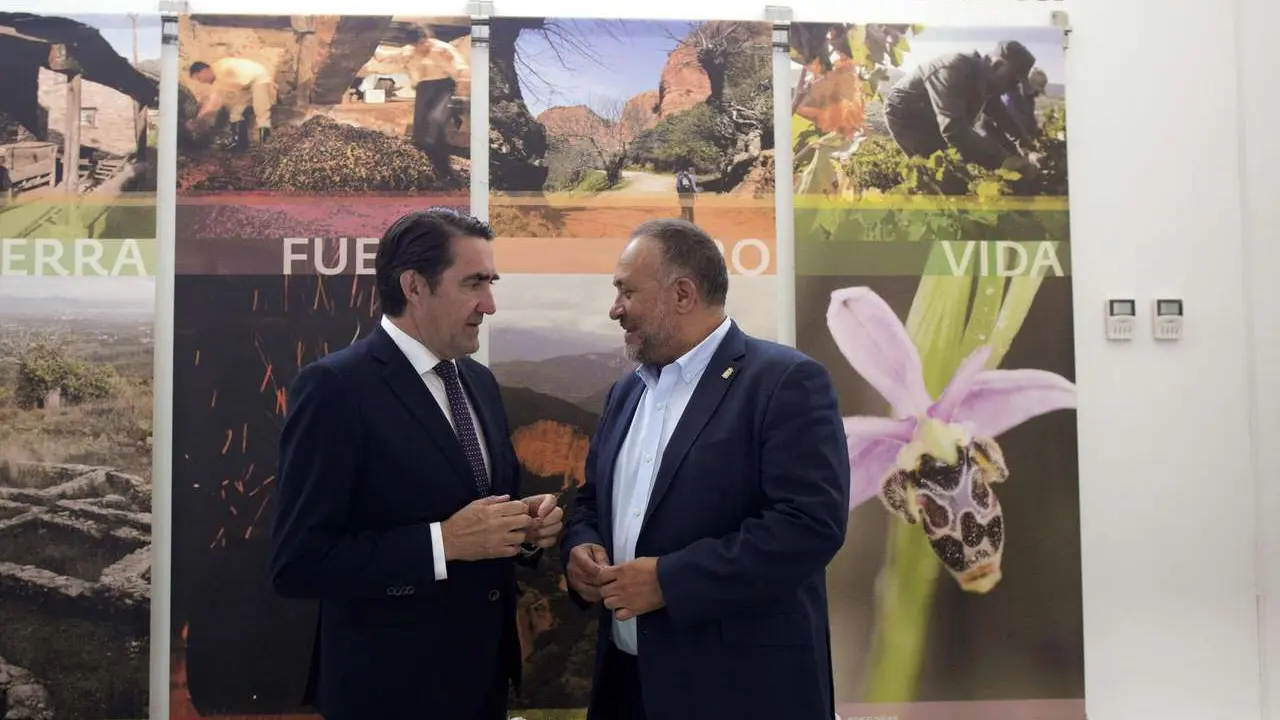 El consejero de Medio Ambiente, Vivienda y Ordenaci&oacute;n del Territorio, Juan Carlos Su&aacute;rez-Qui&ntilde;ones, y el presidente de la Diputaci&oacute;n de Le&oacute;n, Gerardo &Aacute;lvarez Courel, durante la presentaci&oacute;n de los proyectos de infraestructuras tur&iacute;sticas de la Monta&ntilde;a Occidental y de El Bierzo