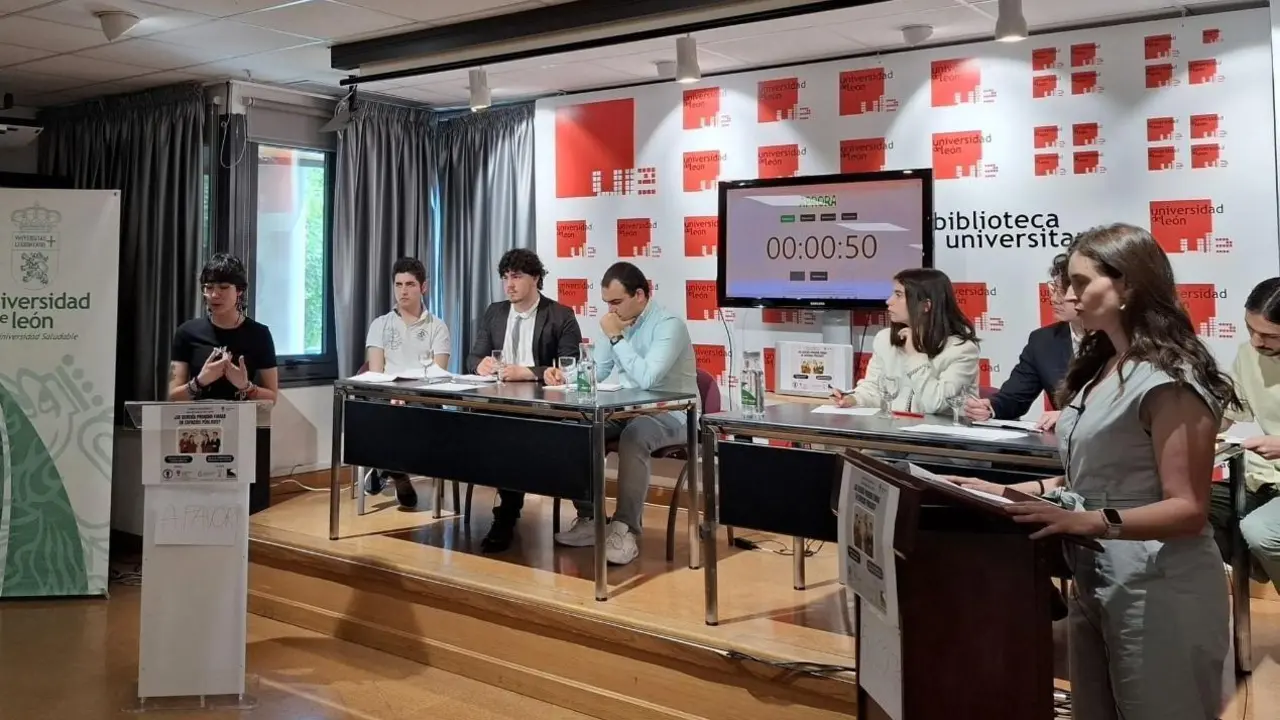 Los alumnos de la ULE se mostraron en contra de la prohibici&oacute;n de fumar en los espacios p&uacute;blicos. | ULE