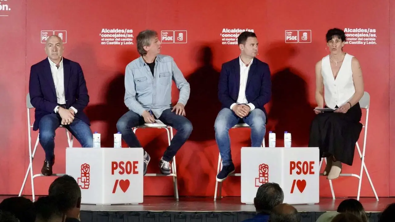 Campillo. ICAL. El secretario general del Partido Socialista de Castilla y Le&oacute;n, Carlos Mart&iacute;nez, participa junto al secretario general del PSOE de Le&oacute;n, Javier Alfonso Cend&oacute;n, y el secretario adjunto de Pol&iacute;tica Municipal, Alejandro Soler, con alcaldes y concejales de la provincia de Le&oacute;n