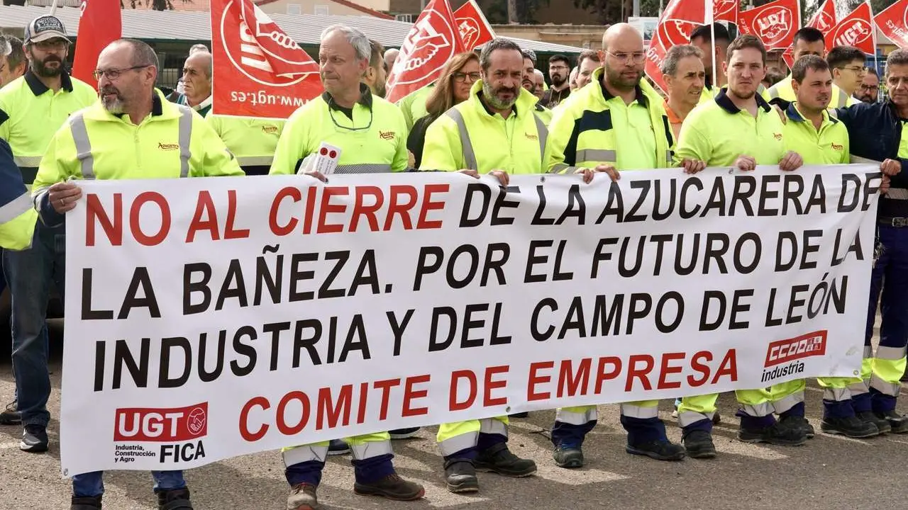 Los trabajadores afectados por el cierre de la planta de Azucarera de La Ba&ntilde;eza se han concentran a las puertas de la f&aacute;brica, en una imagen de archivo. | ICAL