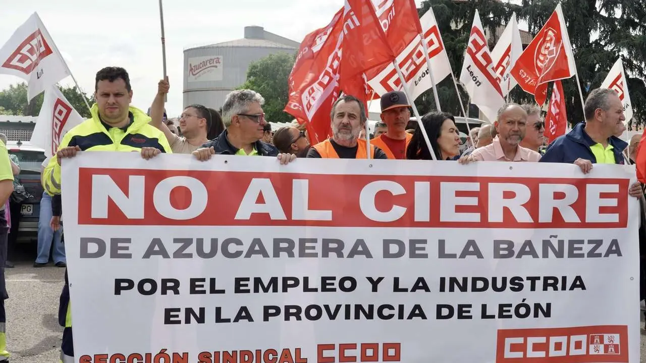 Campillo. ICAL. Los trabajadores afectados por el cierre de la planta de Azucarera de La Ba&ntilde;eza se concentran a las puertas de la f&aacute;brica.