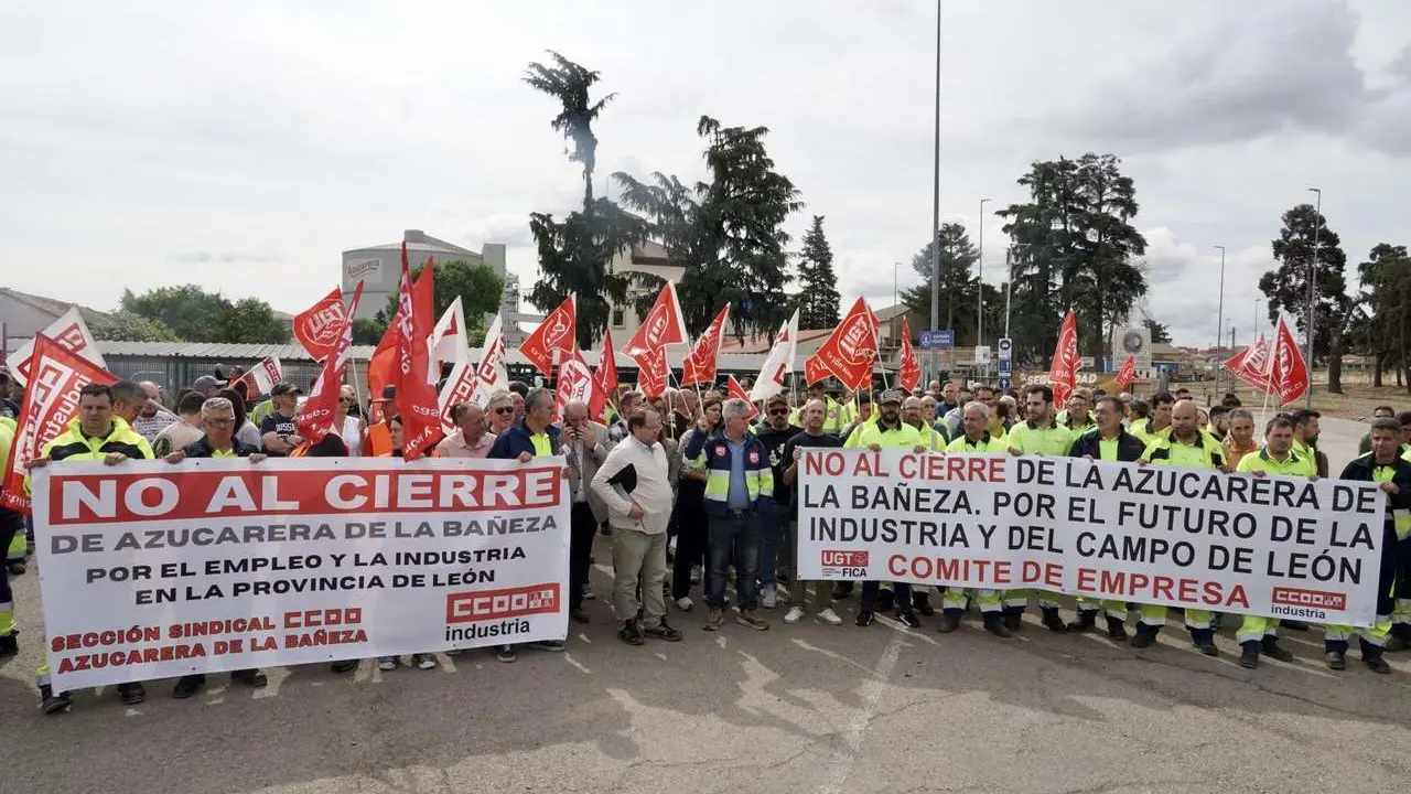 Campillo. ICAL. Los trabajadores afectados por el cierre de la planta de Azucarera de La Ba&ntilde;eza se concentran a las puertas de la f&aacute;brica.