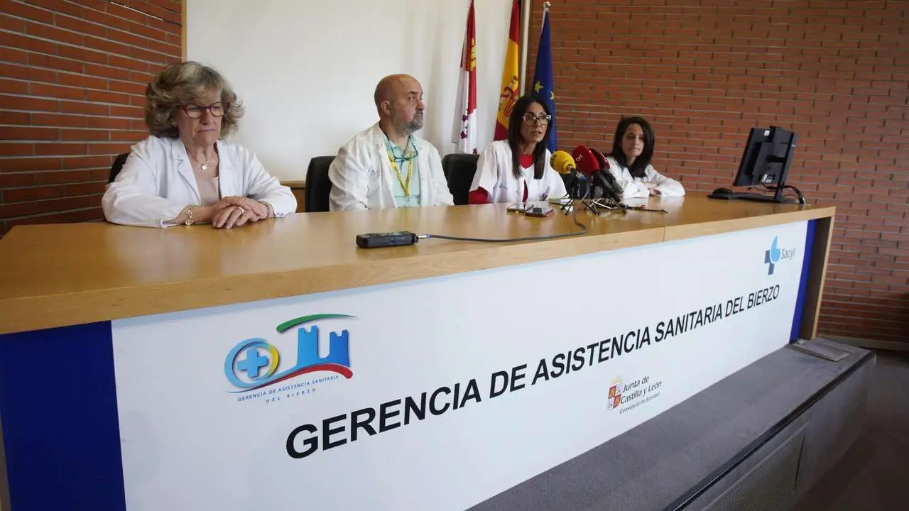 C&eacute;sar S&aacute;nchez. ICAL. La directora m&eacute;dica de Atenci&oacute;n Primaria, Isabel Gurdiel (2D), junto al hemat&oacute;logo Erik de Cabo, la farmac&eacute;utica Encina Mayo (I), y la responsable de Hospitalizaci&oacute;n a Domicilio, Mar&iacute;a Jes&uacute;s Men&eacute;ndez (D), durante la presentaci&oacute;n de la incorporaci&oacute;n del proyecto &lsquo;Hogar, dulce hogar&rsquo; en toda el &Aacute;rea Sanitaria del Bierzo
