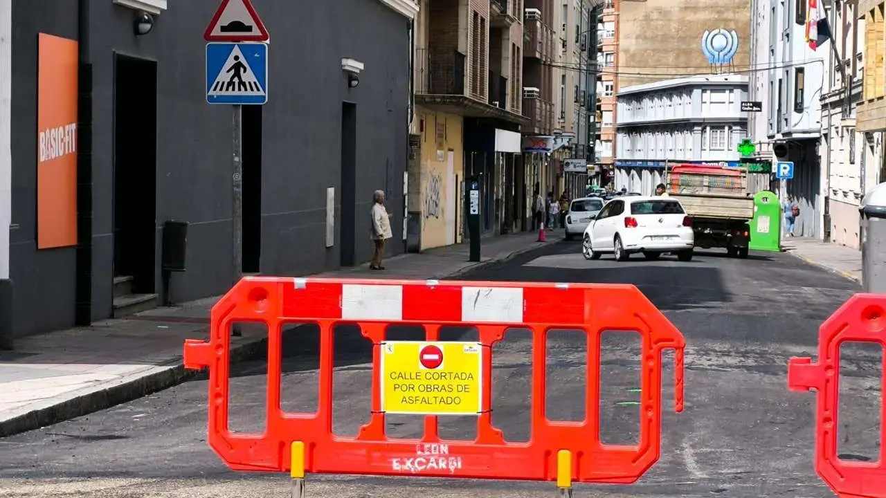 Calle La Torre cerrada al tr&aacute;fico por las labores de asfaltado. Le&oacute;n24horas
