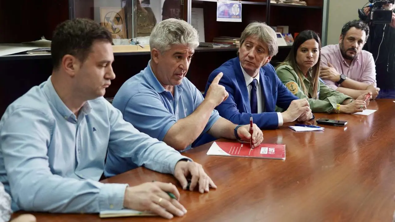 Campillo. ICAL. El secretario general del Partido Socialista de Castilla y Le&oacute;n, Carlos Mart&iacute;nez, se re&uacute;ne con trabajadores de la planta de Azucarera de La Ba&ntilde;eza junto a vicesecretaria general del PSOECyL, Nuria Rubio, y el secretario general del PSOE de Le&oacute;n, Javier Alfonso Cend&oacute;n.