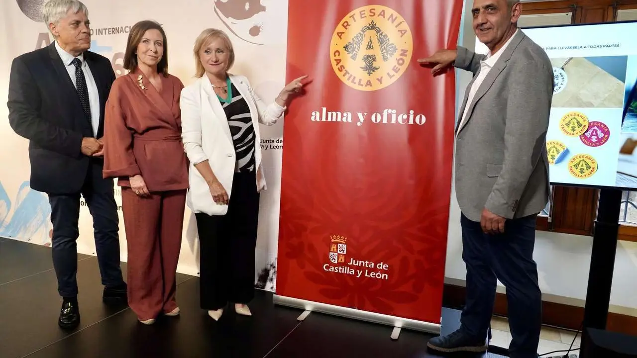 Campillo. ICAL. La consejera de Industria, Comercio y Empleo, Leticia Garc&iacute;a, presenta el distintivo de la Artesan&iacute;a de Castilla y Le&oacute;n durante la inauguraci&oacute;n del I Congreso Internacional de Artesan&iacute;a.