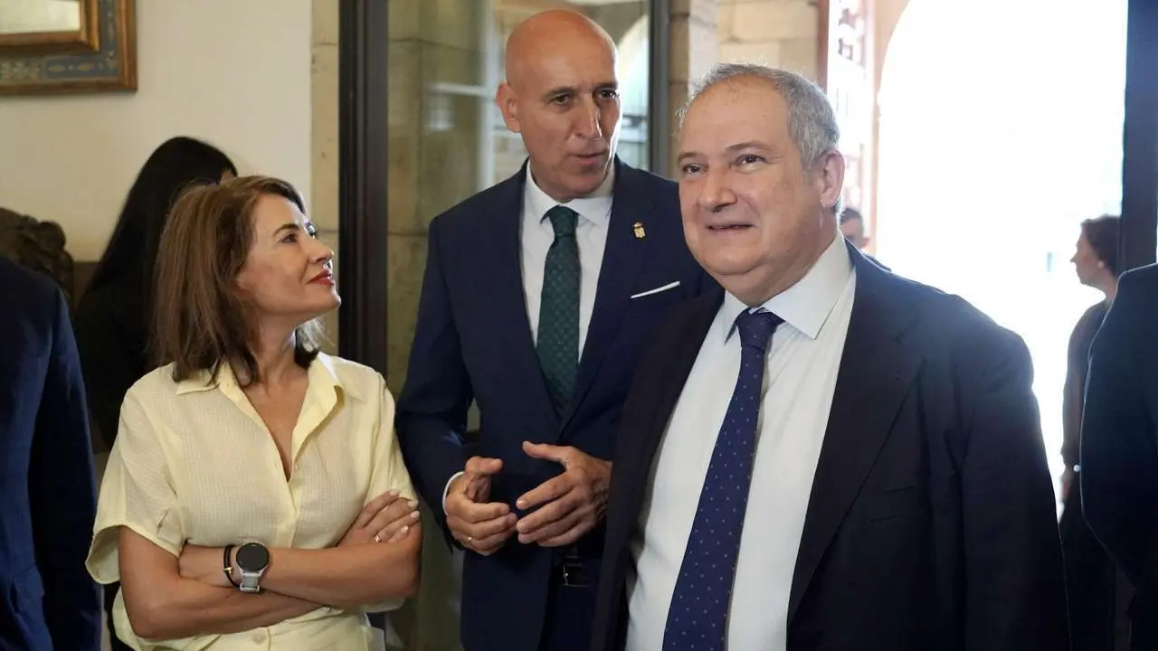 El ministro de Industria y Turismo, Jordi Hereu, visita el Parador de Le&oacute;n, acompa&ntilde;ado de la secretaria de Estado de Turismo, Rosario S&aacute;nchez; la presidenta de Paradores, Raquel S&aacute;nchez; y el delegado del Gobierno, Nicanor Sen. Al inicio del acto, atiende a los medios de comunicaci&oacute;n y los gr&aacute;ficos pueden tomar im&aacute;genes del recorrido por las instalaciones.
