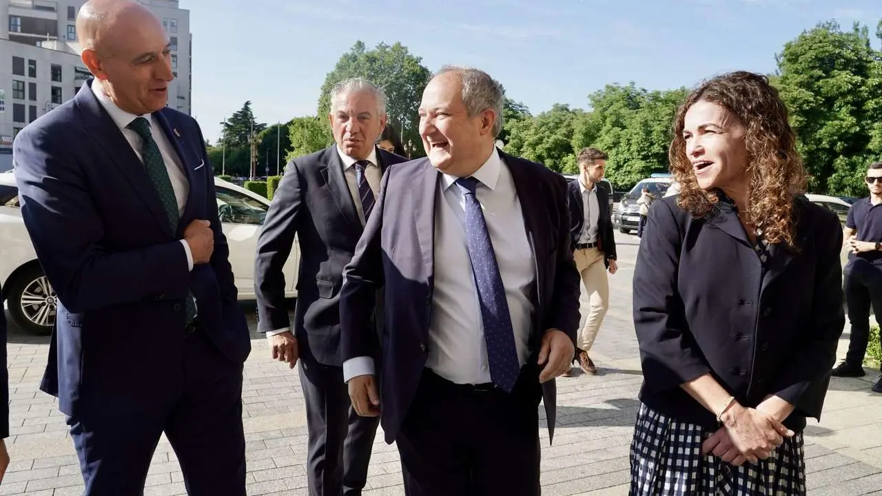 Campillo. ICAL. El ministro de Industria y Turismo, Jordi Hereu, visita el Parador de Le&oacute;n, acompa&ntilde;ado de la secretaria de Estado de Turismo, Rosario S&aacute;nchez; la presidenta de Paradores, Raquel S&aacute;nchez; y el delegado del Gobierno, Nicanor Sen. Al inicio del acto, atiende a los medios de comunicaci&oacute;n y los gr&aacute;ficos pueden tomar im&aacute;genes del recorrido por las instalaciones.