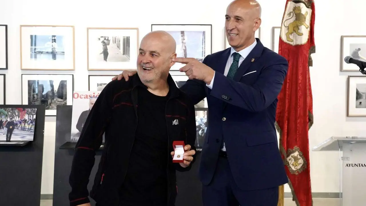 Campillo. ICAL. El Ayuntamiento de Le&oacute;n reconoce las cuatro d&eacute;cadas de trayectoria del fot&oacute;grafo Mauricio Pe&ntilde;a con la Insignia de Oro de la ciudad