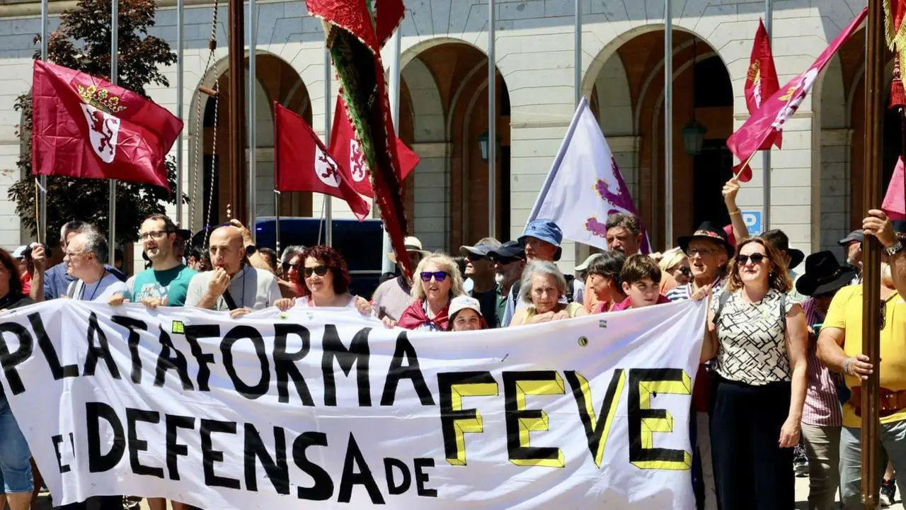 Foto de archivo: ICAL. La Plataforma en Defensa de Feve de Le&oacute;n organiza una concentraci&oacute;n frente a la sede del Ministerio de Transportes y Movilidad bajo el lema &lsquo;En defensa de la Feve&rsquo;.