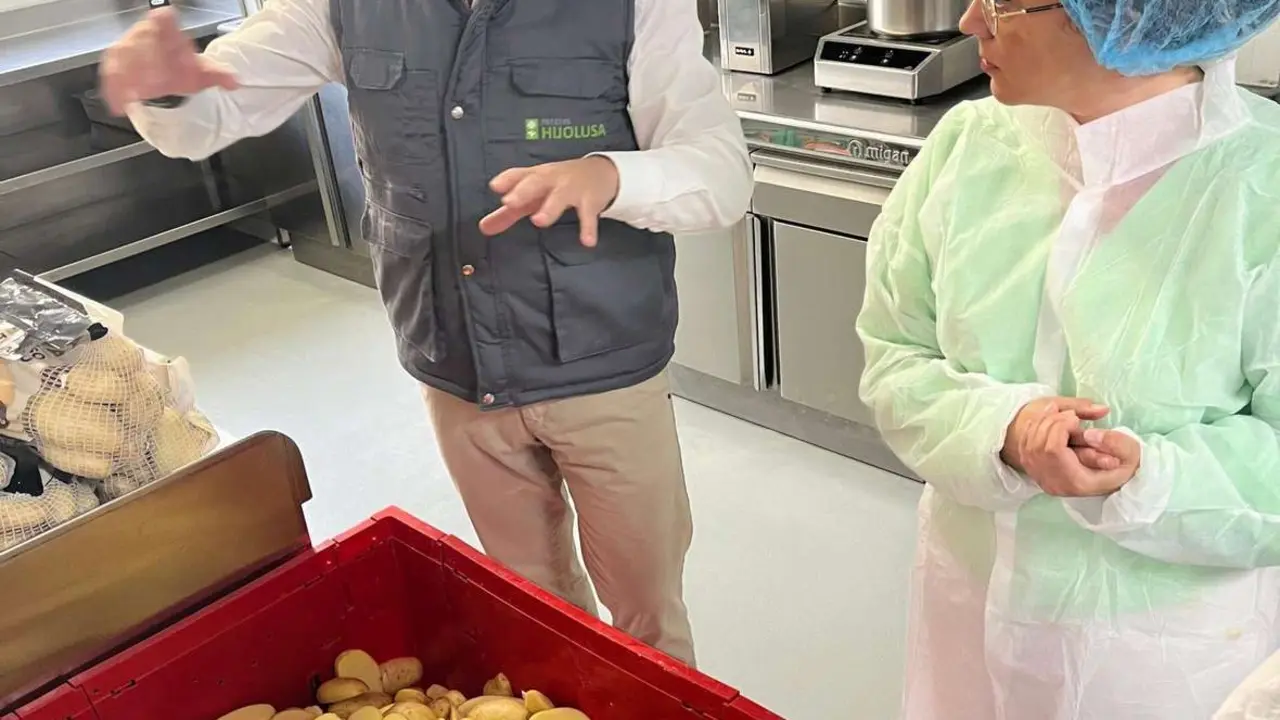 La consejera de Agricultura, Ganader&iacute;a y Desarrollo Rural, Mar&iacute;a Gonz&aacute;lez Corral, visita las instalaciones de Hijolusa en Le&oacute;n