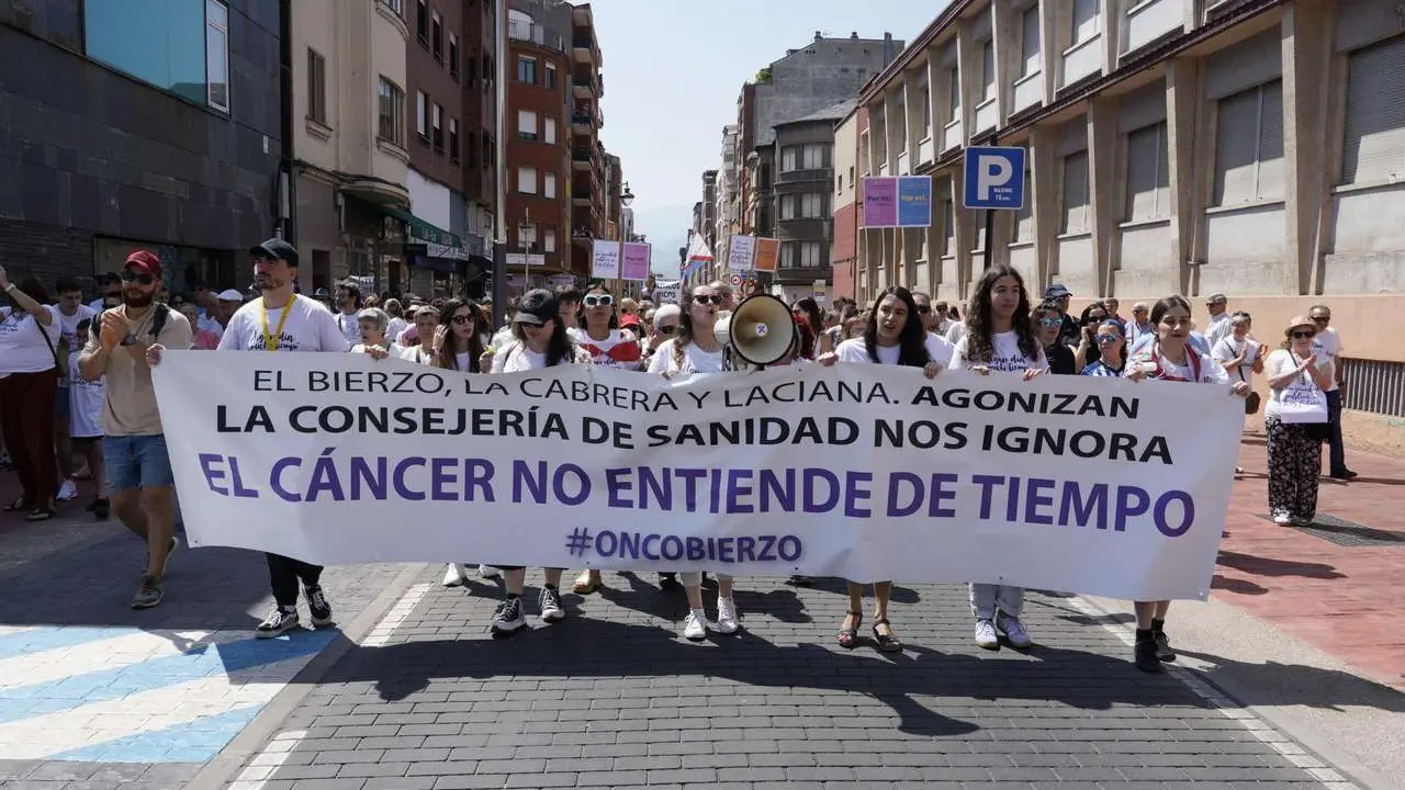 C&eacute;sar S&aacute;nchez. ICAL. Manifestaci&oacute;n de la plataforma Oncobierzo para reclamar mejoras en el Servicio de Oncolog&iacute;a del Hospital del Bierzo y en toda la sanidad de la comarca bajo el lema 'Por m&iacute;'