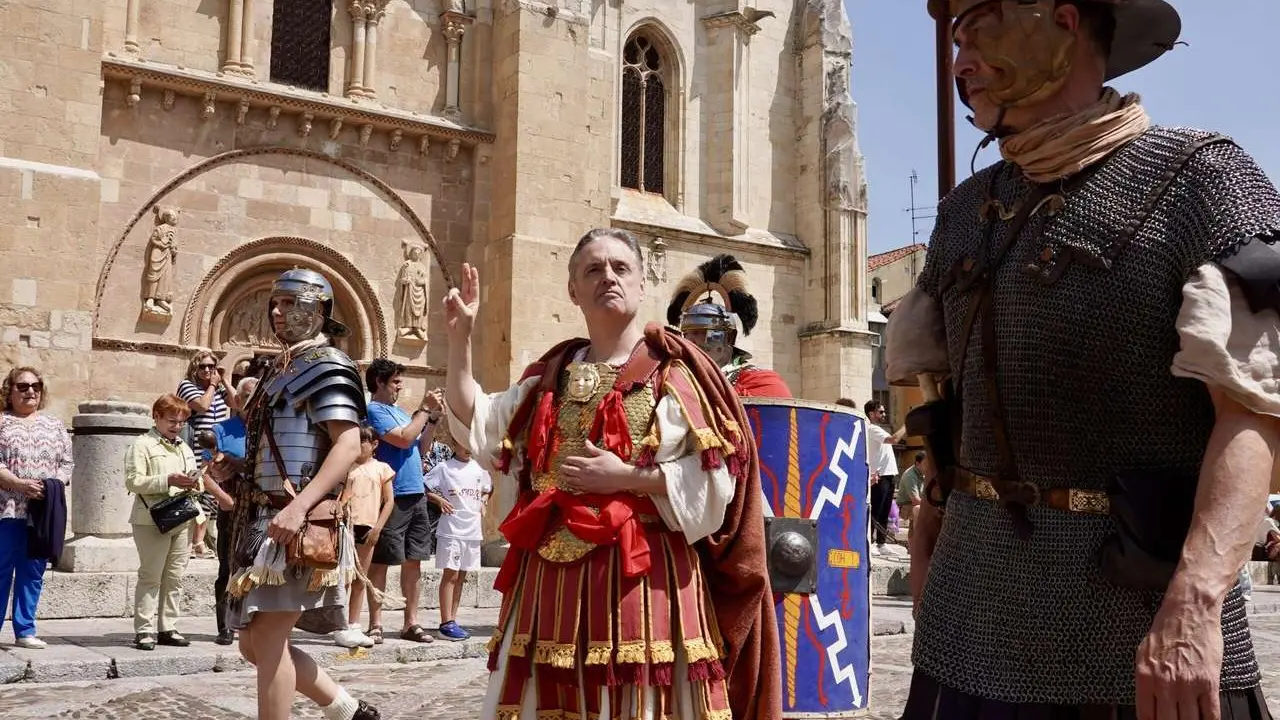 Campillo. ICAL. Acto del Natalicio en Le&oacute;n con entrega del &aacute;guila legionaria y ritual sacrificatorio, tras el desfile legionario