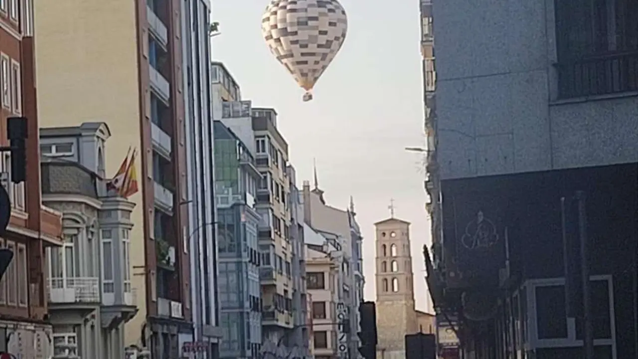 Una curiosa imagen de un globo aerost&aacute;tico en el cielo de la capital leonesa. Le&oacute;n24horas