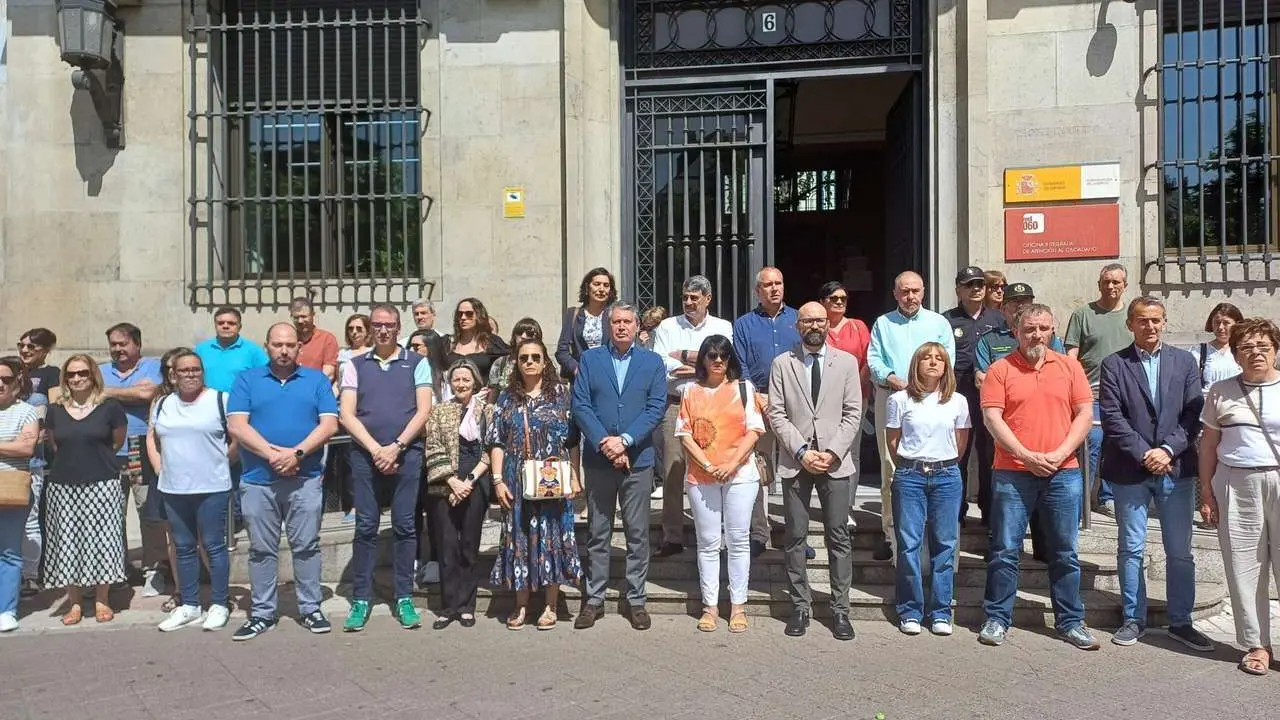 Minuto de silencio frente a la Subdelegaci&oacute;n del Gobierno en Le&oacute;n, este martes.