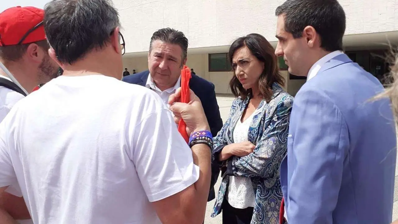Rub&eacute;n Cacho. ICAL. El portavoz de UPL Luis Mariano Santos conversa con trabajadores de Azucarera concentrados frente a la sede de las Cortes