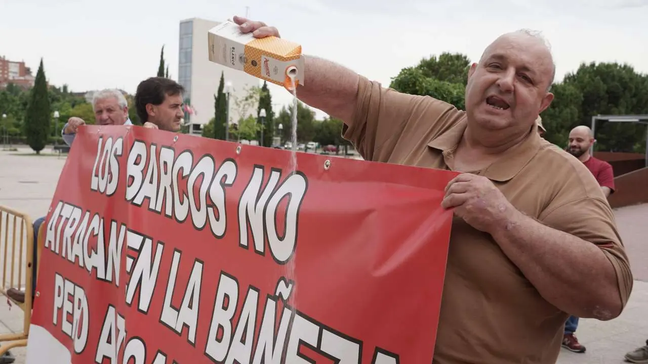 Rub&eacute;n Cacho. ICAL. Trabajadores de Azucarera de conectan frente a la sede de las Cortes para defender sus puestos de trabajo