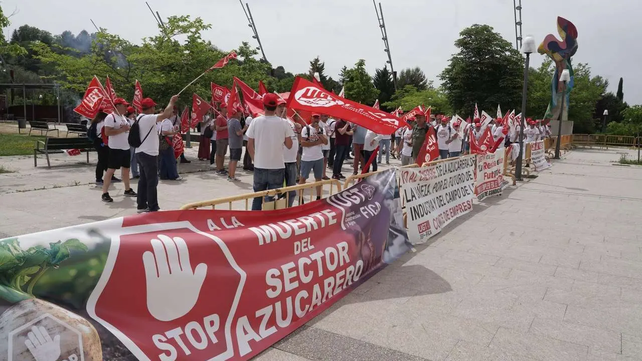 Rub&eacute;n Cacho. ICAL. Trabajadores de Azucarera de conectan frente a la sede de las Cortes para defender sus puestos de trabajo