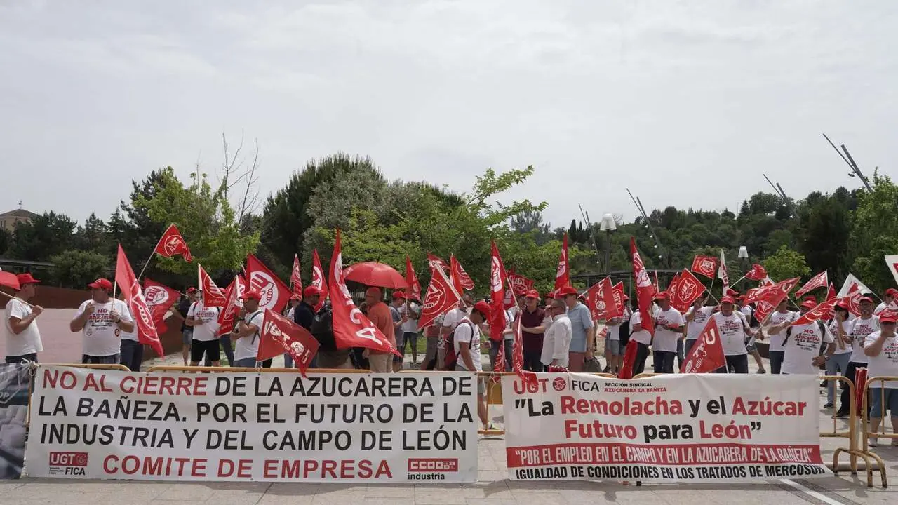 Trabajadores de Azucarera frente a la sede de las Cortes para defender sus puestos de trabajo, en una imagen de archivo. | ICAL