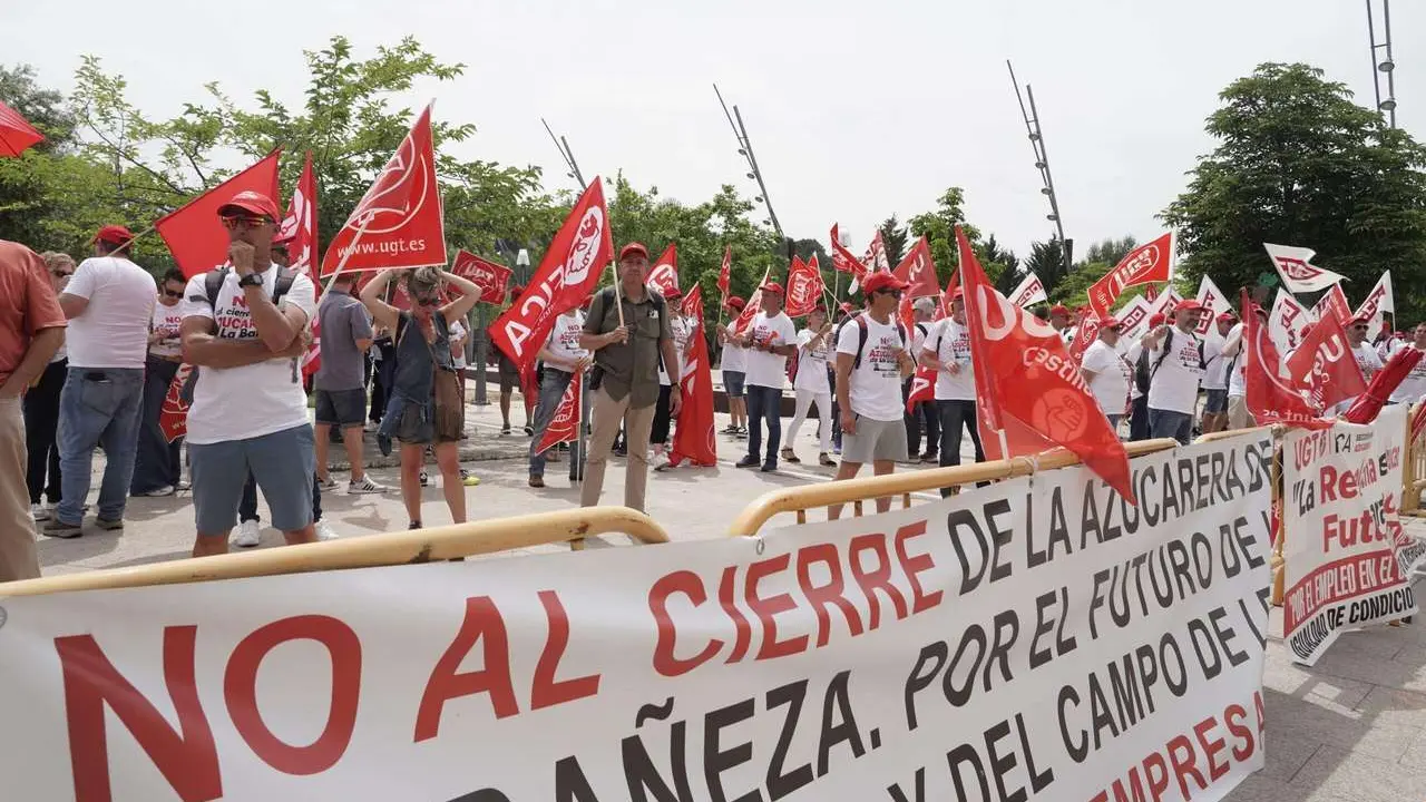 Rub&eacute;n Cacho. ICAL. Trabajadores de Azucarera de conectan frente a la sede de las Cortes para defender sus puestos de trabajo
