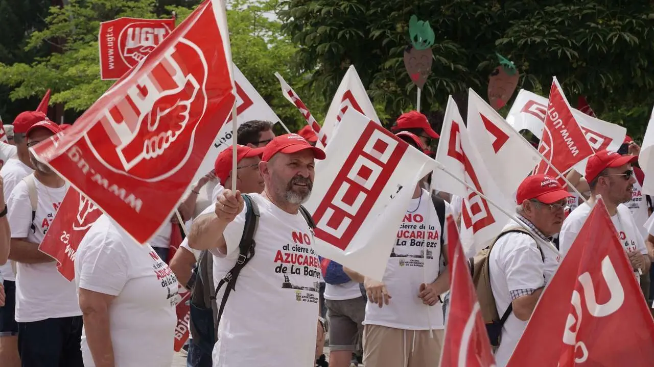 Rub&eacute;n Cacho. ICAL. Trabajadores de Azucarera de conectan frente a la sede de las Cortes para defender sus puestos de trabajo