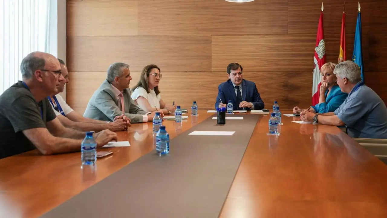 El presidente de la Junta se re&uacute;ne con los trabajadores de Azucarera de La Ba&ntilde;eza