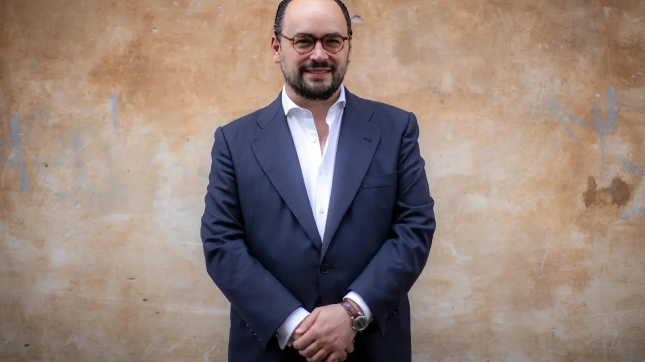 El escritor Ignacio Peyr&oacute; ha presentado en San Feliz de Tor&iacute;o su libro sobre Julio Iglesias, 'El espa&ntilde;ol que enamor&oacute; al mundo' (Libros del Asteroide). | DANIEL IB&Aacute;&Ntilde;EZ