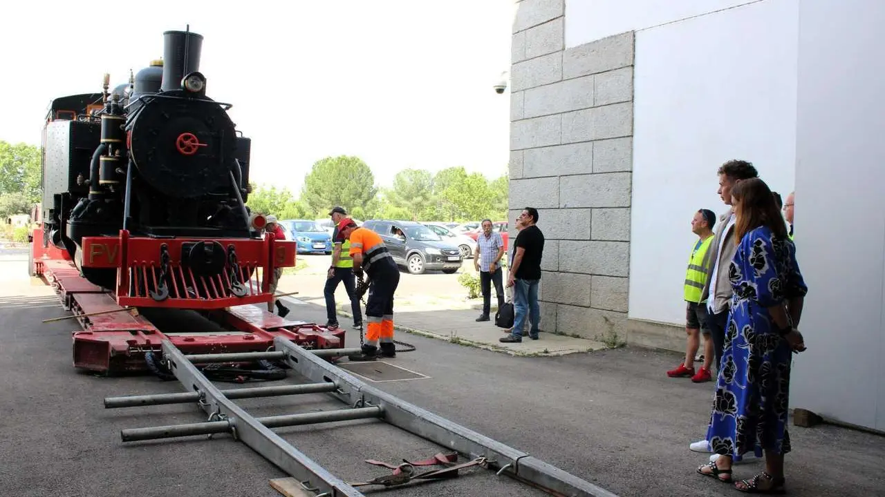 CIUDEN hace entrega de la hist&oacute;rica locomotora Wagner n&uacute;mero 9 al Consorcio del Ponfeblino para el desarrollo del tren tur&iacute;stico. En la imagen, la directora general de CIUDEN, Yasodhara L&oacute;pez, y eel presidente del Consorcio, Mario Rivas