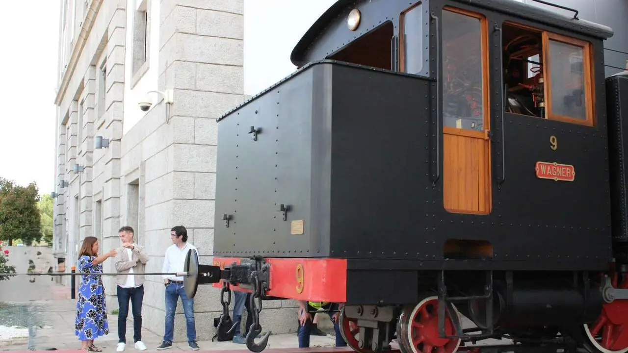 CIUDEN hace entrega de la hist&oacute;rica locomotora Wagner n&uacute;mero 9 al Consorcio del Ponfeblino para el desarrollo del tren tur&iacute;stico. En la imagen, la directora general de CIUDEN, Yasodhara L&oacute;pez, y eel presidente del Consorcio, Mario Rivas