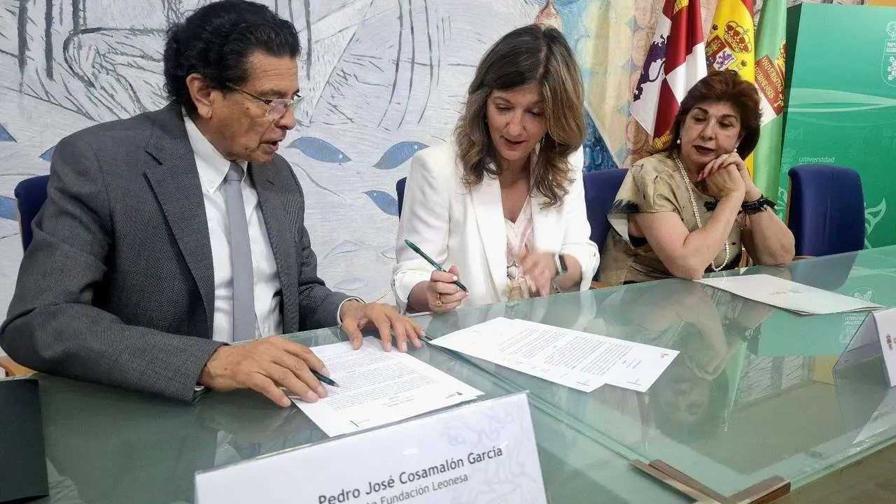 El gesto se ha materializado con la firma, esta ma&ntilde;ana, entre la rectora de la ULE, Nuria Gonz&aacute;lez, y el presidente de la Fundaci&oacute;n, Jos&eacute; Cosamal&oacute;n