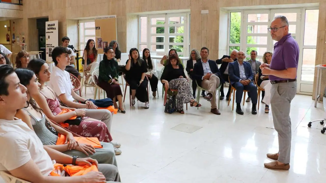 El decano de Econ&oacute;micas, D&aacute;vila, en los Premios Olimpiada de Econom&iacute;a de la ULE.
