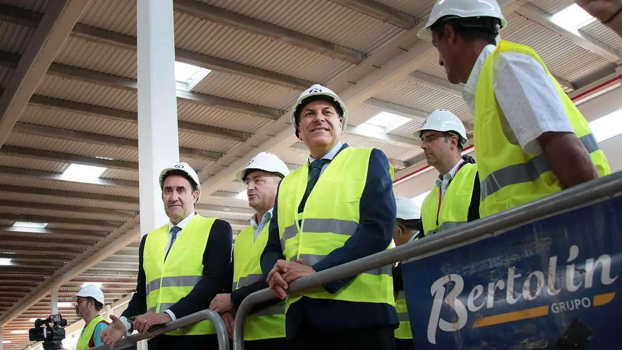 Peio Garc&iacute;a. ICAL. El consejero de Econom&iacute;a y Hacienda y portavoz, Carlos Fern&aacute;ndez Carriedo, y el de Medio Ambiente, Vivienda y Ordenaci&oacute;n del Territorio, Juan Carlos Su&aacute;rez-Qui&ntilde;ones Fern&aacute;ndez, visitan las obras de construcci&oacute;n del Centro Log&iacute;stico del grupo DIA