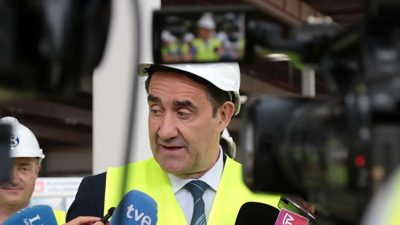 Peio Garc&iacute;a. ICAL. El consejero de Econom&iacute;a y Hacienda y portavoz, Carlos Fern&aacute;ndez Carriedo, y el de Medio Ambiente, Vivienda y Ordenaci&oacute;n del Territorio, Juan Carlos Su&aacute;rez-Qui&ntilde;ones Fern&aacute;ndez, visitan las obras de construcci&oacute;n del Centro Log&iacute;stico del grupo DIA