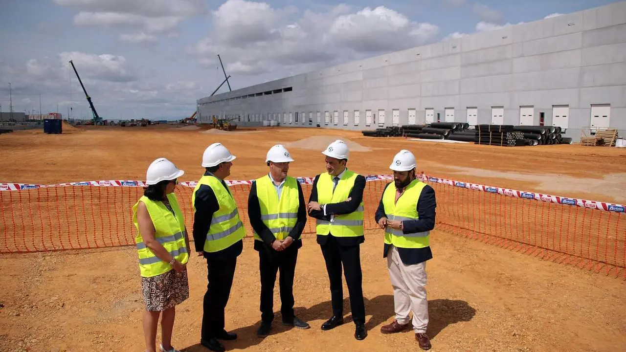 Peio Garc&iacute;a. ICAL. El consejero de Econom&iacute;a y Hacienda y portavoz, Carlos Fern&aacute;ndez Carriedo, y el de Medio Ambiente, Vivienda y Ordenaci&oacute;n del Territorio, Juan Carlos Su&aacute;rez-Qui&ntilde;ones Fern&aacute;ndez, visitan las obras de construcci&oacute;n del Centro Log&iacute;stico del grupo DIA