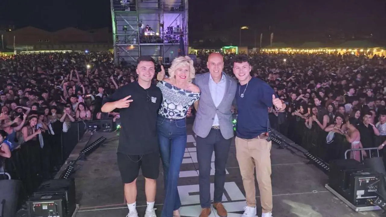 Monoloco, los creadores junto con el alcalde de Le&oacute;n y su mujer