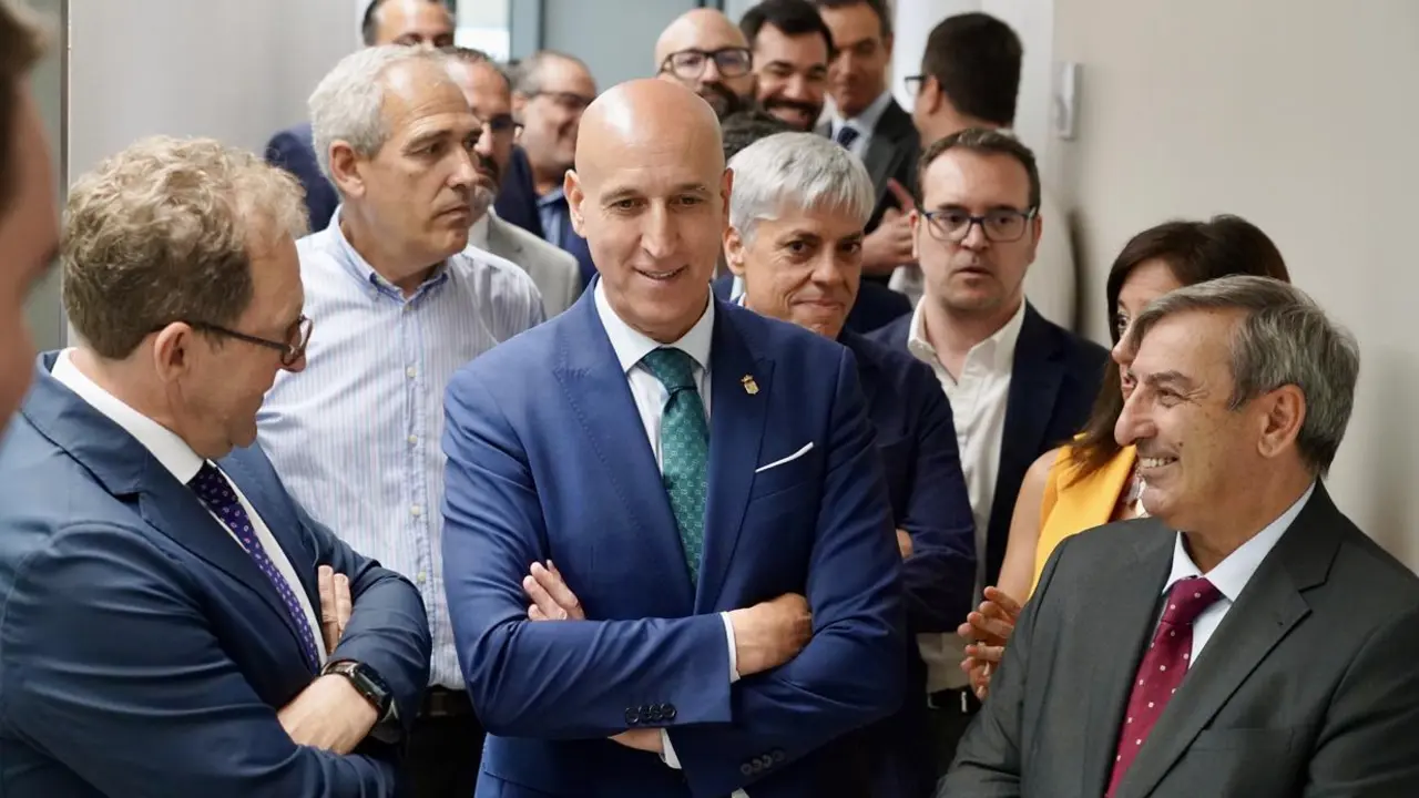 El consejero de Movilidad y Transformaci&oacute;n Digital, Jos&eacute; Luis Sanz (d), este lunes en Le&oacute;n junto a Jos&eacute; Antonio Diez, alcalde de la ciudad (c), y Tom&aacute;s Castro, deProconsi. | ICAL