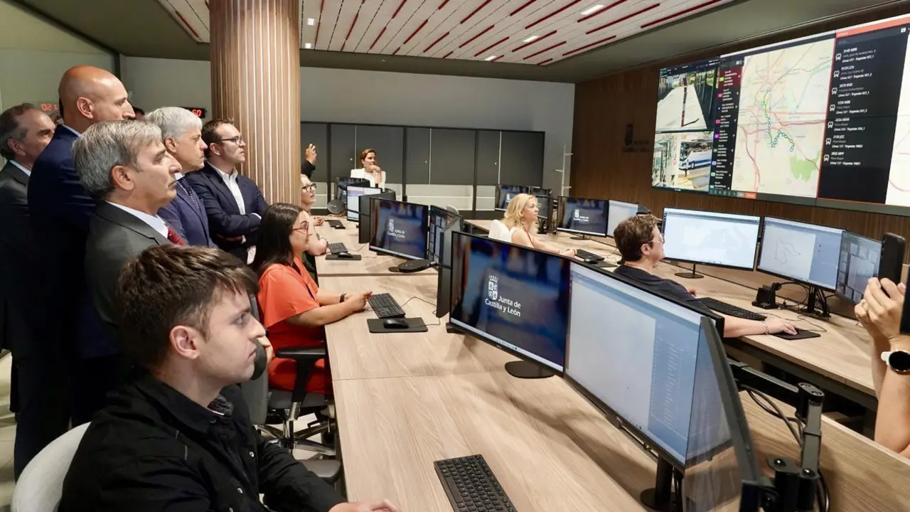 El consejero de Movilidad y Transformaci&oacute;n Digital, Jos&eacute; Luis Sanz Merino, visita las instalaciones del Centro de Control de Transportes de Castilla y Le&oacute;n, en Le&oacute;n. | ICAL