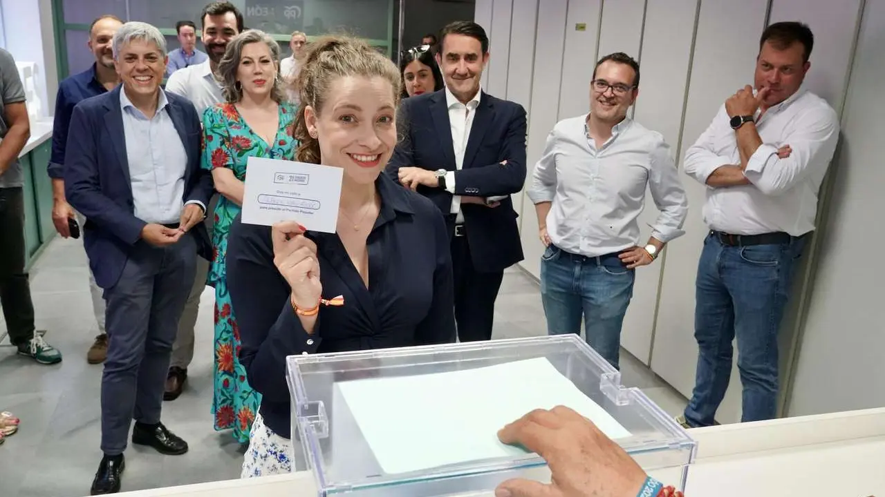 La presidenta del Partido Popular de Le&oacute;n y vicesecretaria nacional de Sanidad y Educaci&oacute;n, Ester Mu&ntilde;oz, ejerce su derecho a voto en las elecciones primarias del partido a nivel nacional.