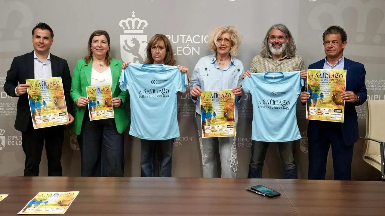 La vicepresidenta de la Diputaci&oacute;n de Le&oacute;n, Ana Arias, presenta la carrera solidaria A Santiago contra el C&aacute;ncer junto al corredor y organizador, Jes&uacute;s N&uacute;&ntilde;ez, la miembro de gobierno de la Junta Provincial de la Asociaci&oacute;n Espa&ntilde;ola contra el C&aacute;ncer, Mercedes Almarza, y varios patrocinadores. | ICAL