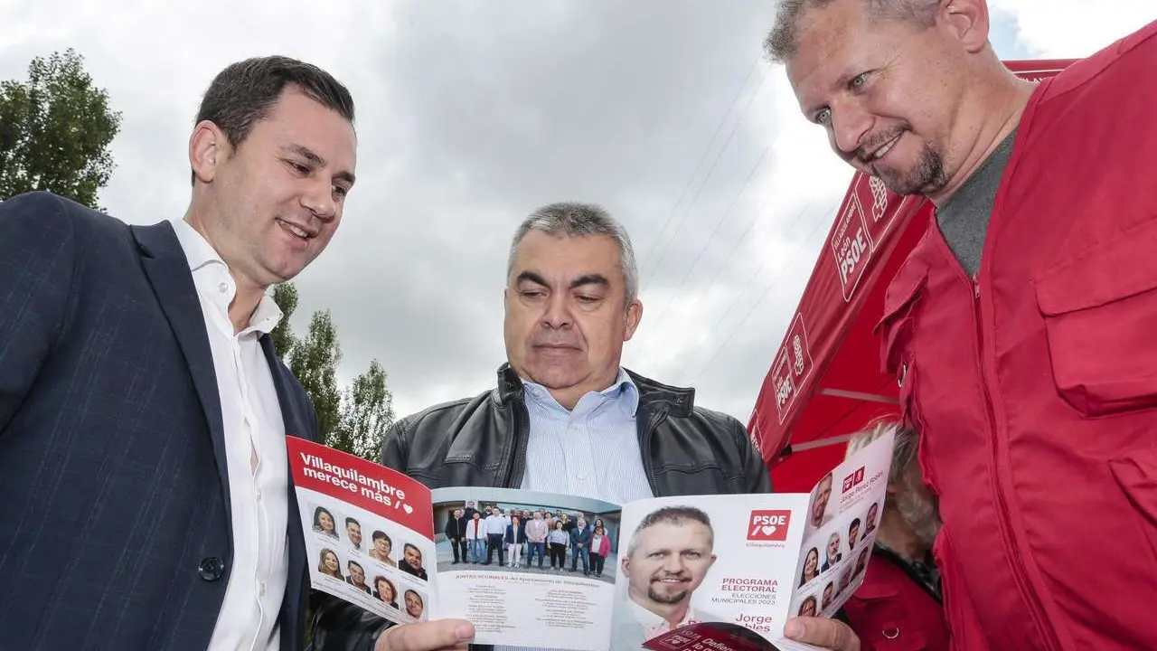El exsecretario de Organizaci&oacute;n del PSOE, Santos Cerd&aacute;n, visit&oacute; el mercado tradicional de Navatejera junto al secretario provincial del partido, Javier Alfonso Cend&oacute;n, y el entonces candidato socialista a la Alcald&iacute;a de Villaquilambre, Jorge P&eacute;rez. | ICAL