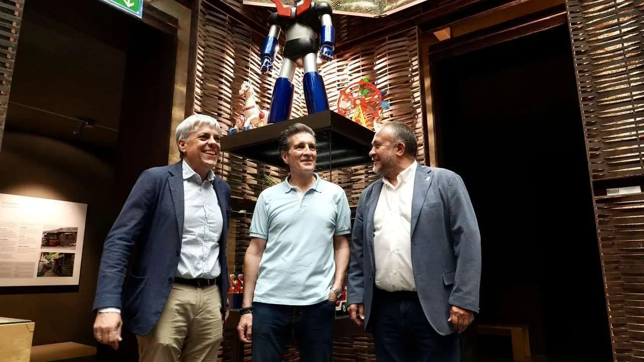 El presidente de la Diputaci&oacute;n de Le&oacute;n, Gerardo &Aacute;lvarez Courel, inaugura la exposici&oacute;n &lsquo;Un viaje nost&aacute;lgico&rsquo;.