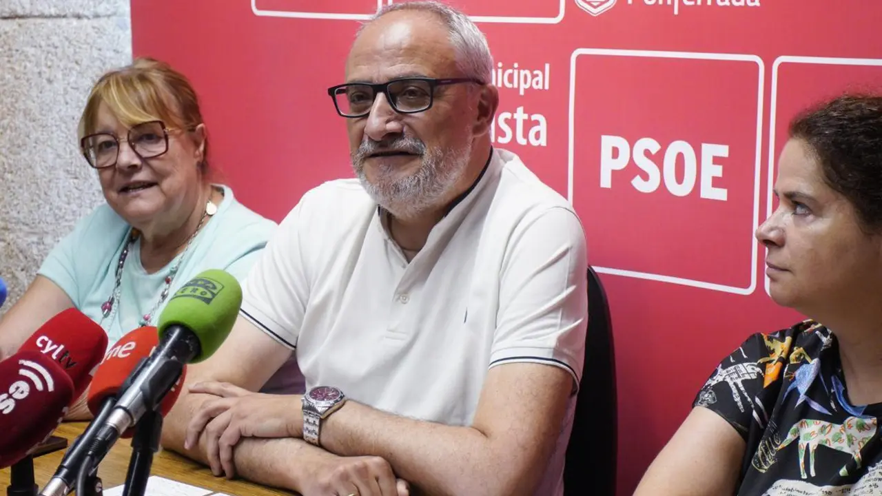 Olegario Ram&oacute;n, en la rueda de prensa del PSOE este mi&eacute;rcoles en Ponferrada. | ICAL