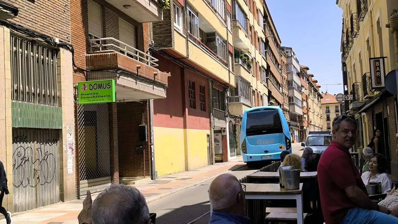 Un microb&uacute;s transitando en sentido contrario por la calle Renueva. Le&oacute;n24horas. 