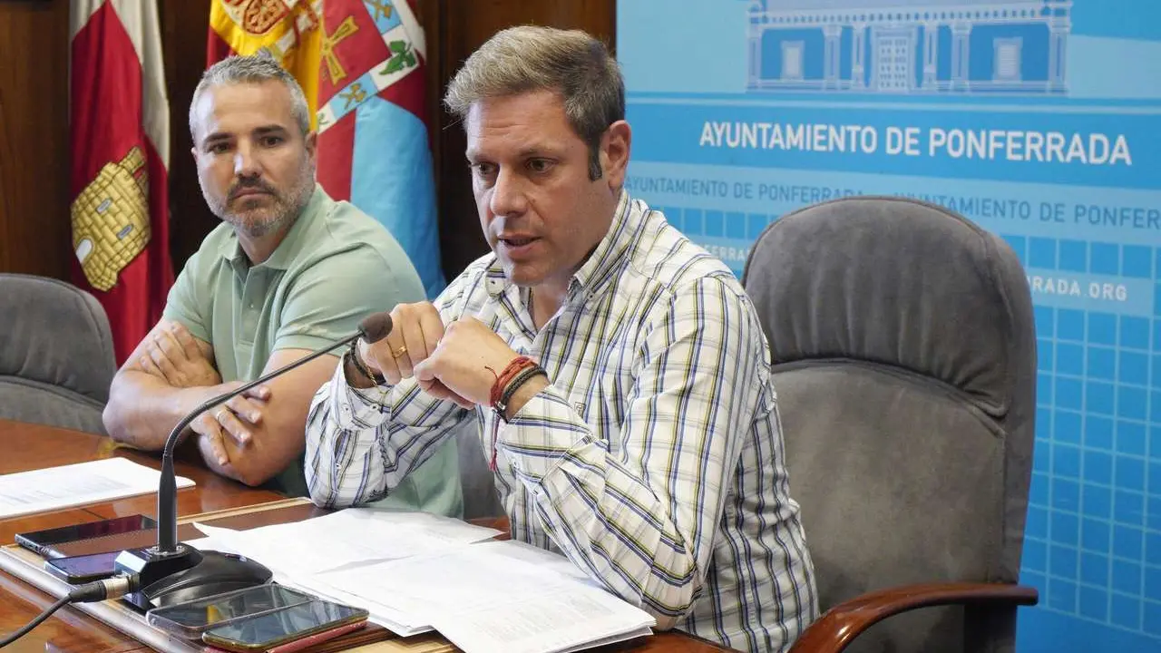 A la derecha, el teniente de alcalde del Ayuntamiento de Ponferrada, Iv&aacute;n Alonso. | ICAL