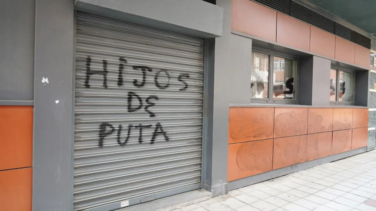 La sede del PSOE de Le&oacute;n amaneci&oacute; este viernes con pintadas en su fachada y cristales rotos. | ICAL