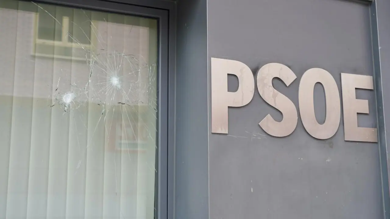 Uno de los cristales apedreados en la sede del PSOE de Le&oacute;n. | ICAL