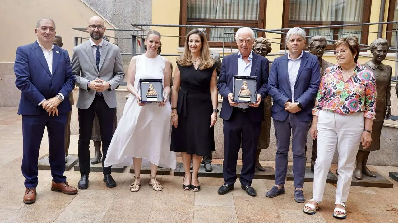 Campillo. ICAL. El Museo de la Emigraci&oacute;n Leonesa celebra el III Homenaje al Emigrante Leon&eacute;s. Foto de familia, antes del acto.