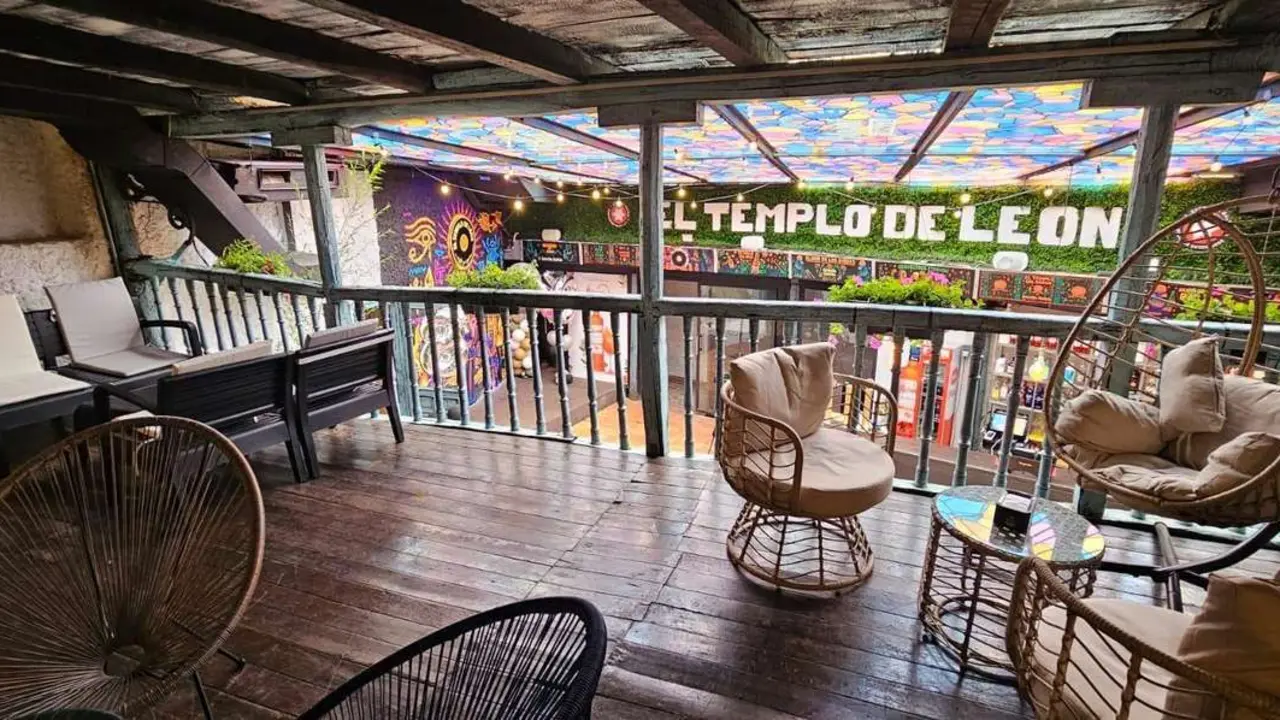 Caf&eacute; y copas en una nueva apertura, Templo de Le&oacute;n.