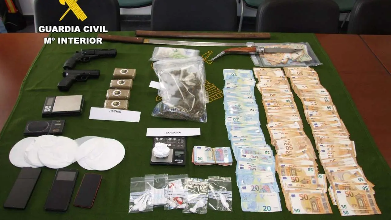 M&aacute;s de 600 gramos de coca&iacute;na y resina de hach&iacute;s, as&iacute; como 19.205 euros en met&aacute;lico, b&aacute;sculas de precisi&oacute;n, sustancias de corte y armas, entre otros efectos incautados en la operaci&oacute;n Mittens.